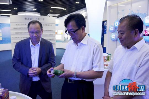 圖為中國僑聯(lián)副主席李卓彬考察僑資企業(yè)。葉茂　攝