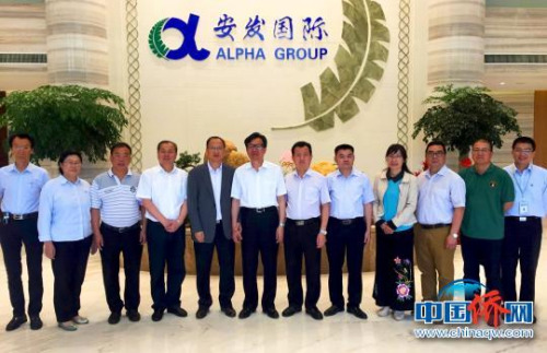 圖為現(xiàn)場合影留念。葉茂 攝