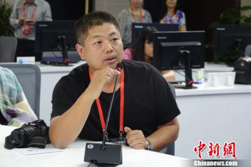 海外華文媒體代表提問?！∪轿木?攝