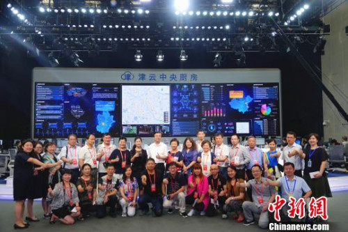 海外華文媒體代表在“津云中央廚房”合影留念?！∪轿木?攝