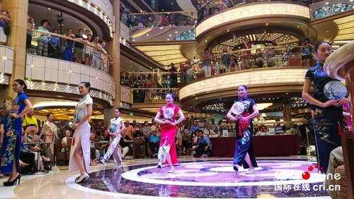 各種類型的旗袍獲得現(xiàn)場觀眾好評