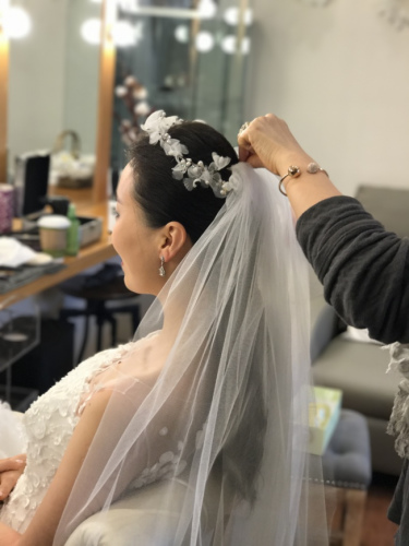 夾上頭紗，造型完成。(Infore／提供)