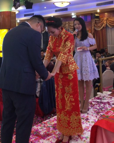 君君(右)最享受當司儀主持婚禮的時刻。(美美花鋪／提供)