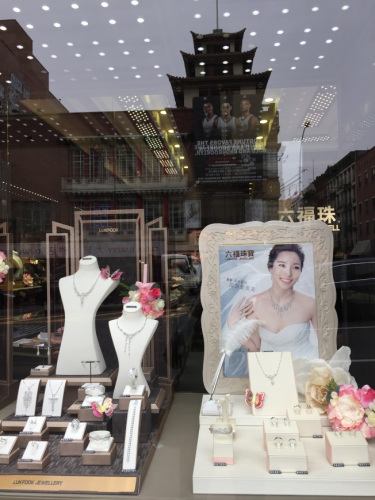 適合亞裔新娘的珠寶首飾，精雕細琢。(陸怡雯／攝影)