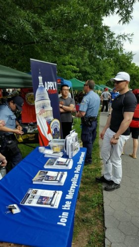 華府首都警署(MPD)向多元社區(qū)征才，五月龍舟賽時在場設(shè)攤。
