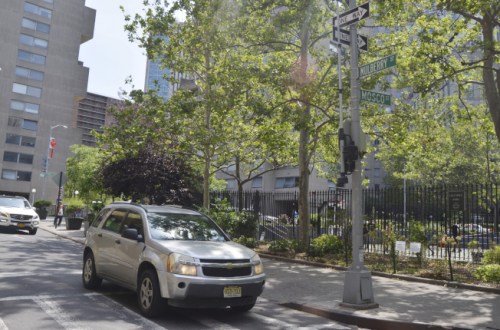 華埠增加數(shù)個(gè)交通記錄器，測(cè)開展“共享街道”的可能性。(記者俞姝含／攝影)