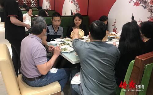華人一大家子陪父親上飯店吃飯慶祝父親節(jié)，其樂融融。 （來源：美國《僑報》/王伊琳攝)