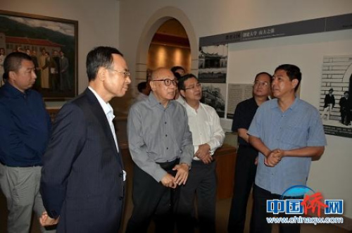 萬立駿主席與陳嘉庚長孫陳立人先生親切交談。王昌澤　攝