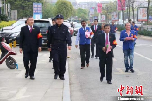 義烏外調(diào)委協(xié)助派出所開展治安巡查。外調(diào)委提供
