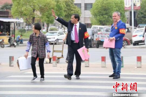 義烏外調(diào)委協(xié)助派出所開展治安巡查。外調(diào)委提供