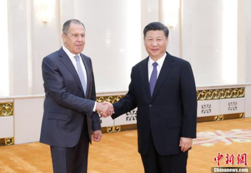 6月19日，中國(guó)國(guó)家主席習(xí)近平在北京人民大會(huì)堂集體會(huì)見(jiàn)來(lái)華出席金磚國(guó)家外長(zhǎng)會(huì)晤的俄羅斯外長(zhǎng)拉夫羅夫、南非外長(zhǎng)馬沙巴內(nèi)、巴西外長(zhǎng)努內(nèi)斯、印度外交國(guó)務(wù)部長(zhǎng)辛格。圖為習(xí)近平主席與俄羅斯外長(zhǎng)拉夫羅夫握手。<a target='_blank' >中新社</a>記者 杜洋 攝