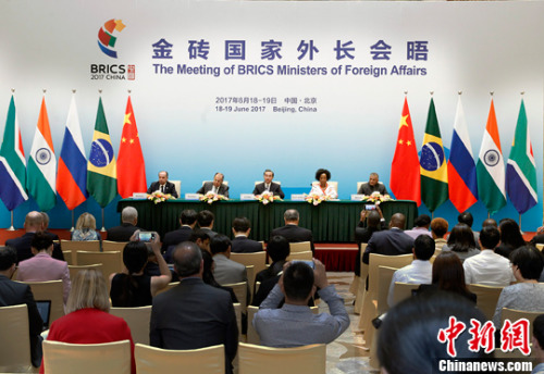 6月19日，金磚國(guó)家外長(zhǎng)會(huì)晤在北京釣魚臺(tái)國(guó)賓館舉行，中國(guó)外交部長(zhǎng)王毅、俄羅斯外長(zhǎng)拉夫羅夫、南非外長(zhǎng)馬沙巴內(nèi)、巴西外長(zhǎng)努內(nèi)斯以及印度外交國(guó)務(wù)部長(zhǎng)辛格共同與記者見面，回答記者提問。<a target='_blank' >中新社</a>記者 宋吉河 攝
