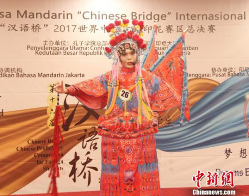 圖為大學(xué)生組一等獎(jiǎng)得主、來(lái)自蘇北省亞洲國(guó)際友好學(xué)院的柳添貴表演京劇《穆桂英掛帥》?！×钟纻?攝