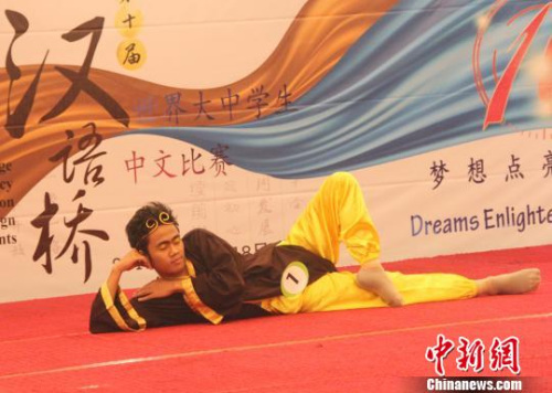 圖為大學(xué)生組一等獎(jiǎng)得主、來(lái)自印尼八華學(xué)院的費(fèi)文賓表演歌舞《孫悟空》?！×钟纻?攝