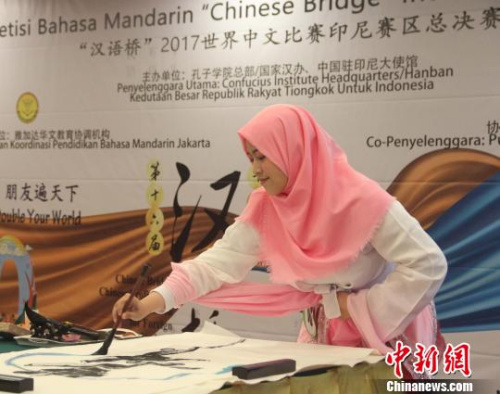 圖為大學(xué)生組非華裔選手表演中國(guó)書(shū)法。　林永傳 攝