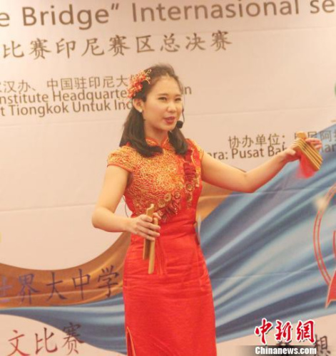 圖為大學(xué)生組選手表演快板?！×钟纻?攝