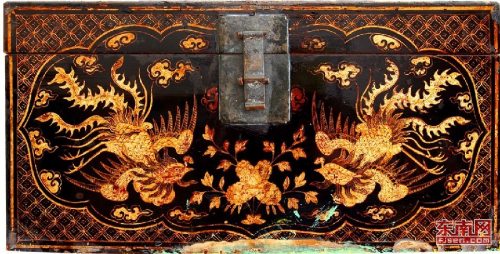 古玩市場(chǎng)淘到的黑漆雙鳳描金樟木箱。