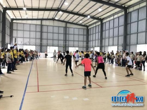 營員觀看竹壩學校排球隊的表演比賽。　盧福運 攝