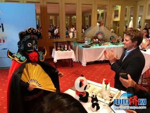 川劇表演藝術(shù)家在奧地利活動現(xiàn)場向外賓表演變臉?！∮伤拇ㄍ鈨S辦提供 攝 川劇表演藝術(shù)家在奧地利活動現(xiàn)場向外賓表演變臉?！∮伤拇ㄍ鈨S辦提供 攝