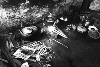 黃宏昌家簡陋的廚房。