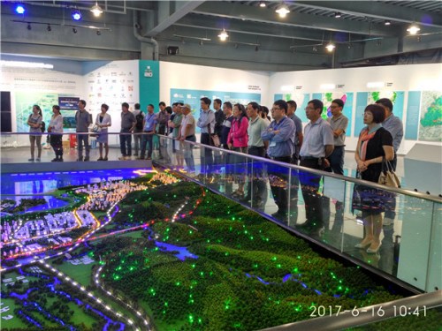 新僑人才代表參觀VR小鎮(zhèn)規(guī)劃館。