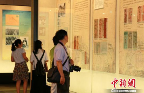 觀眾在參觀展覽?！±铥愊?攝