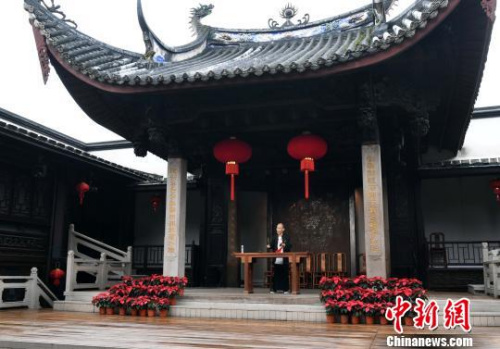 福州市曲藝團(tuán)著名評話演員、福州“評話三杰”之一黃仲梅的第三代傳人劉宜威聲情并茂地表演傳統(tǒng)評話《怒打韓通》?！∮浾邉⒖筛?攝