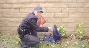 趙偉在調(diào)查案發(fā)現(xiàn)場(chǎng)。 圖片來(lái)源于網(wǎng)絡(luò)