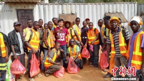 圖為汶衛(wèi)衛(wèi)與當(dāng)?shù)貏趧?wù)工人成為好朋友。　汶衛(wèi)衛(wèi)供圖 攝