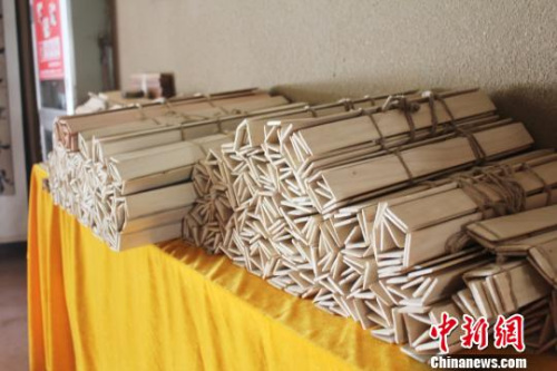 圖為手工制作的簡牘?！⌒煅?攝
