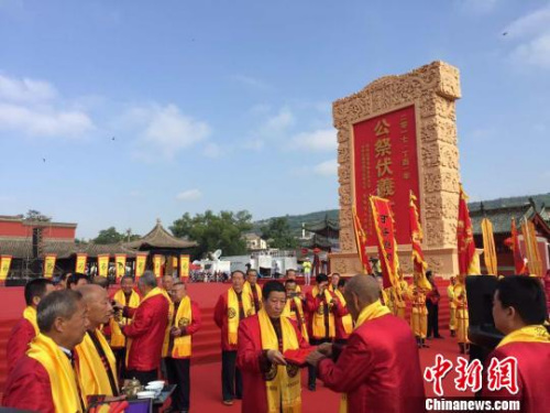 祭祀現(xiàn)場?！〈蘖?攝