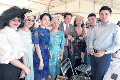 圖片從左至右為：Lina MA、馬蘭、莫秀文、戚曉瑜、德瓦蒂崗、覃婷婷與中資企業(yè)代表在活動現(xiàn)場。