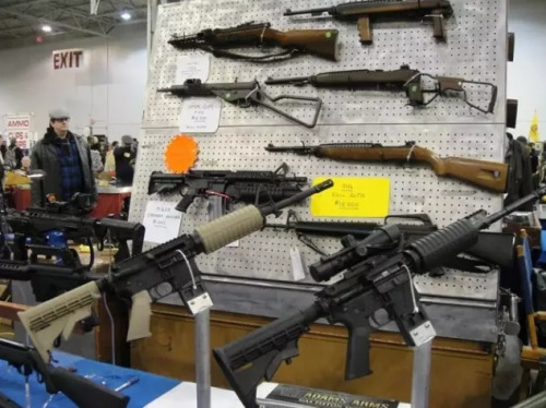 美國(guó)，面對(duì)普通民眾的槍支“市場(chǎng)”。圖片來(lái)源：環(huán)球網(wǎng)