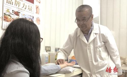 芝加哥項(xiàng)志國(guó)醫(yī)師在為患者把脈。 (魏奕攝)