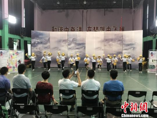 演員正在聯(lián)排?！√菩∏?攝