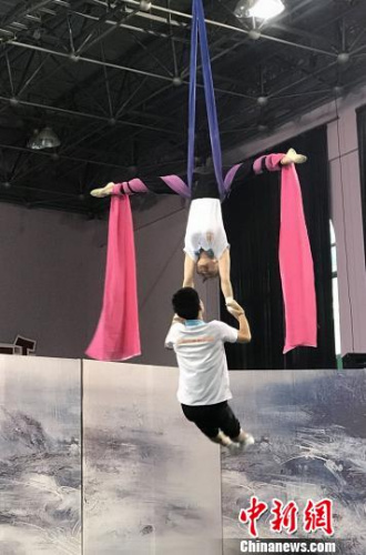 高難度雜技表演。　唐小晴 攝