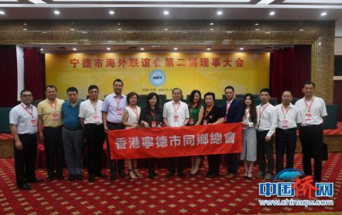 圖為海外鄉(xiāng)親現(xiàn)場合影留念?！蚊鳌z