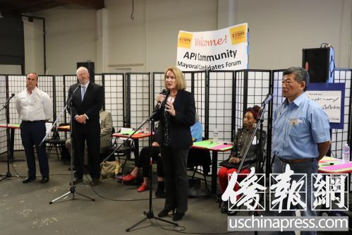 德肯(前排右二)談如何加強公共安全。(僑報記者杰克攝)