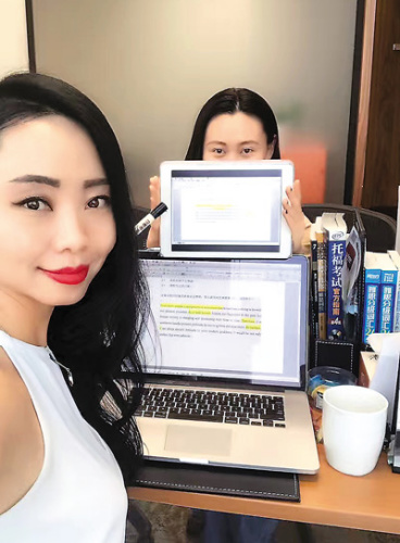 馮莉采用“屏幕共享”的方式來(lái)教授課程，學(xué)生可以在平板電腦上看到老師的即時(shí)課堂筆記。這樣的教學(xué)方式更加簡(jiǎn)單、方便。