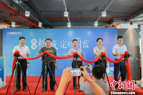 此次影展開幕式同時啟動“兩岸攝影家聚焦‘福州藍’攝影采風(fēng)活動”?！遣h 攝