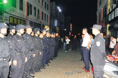 文昌市公安局開展娛樂(lè)場(chǎng)所禁毒清查行動(dòng)。