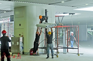 最后沖刺階段，到處是工人們忙碌的身影。