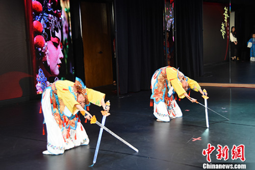 小學(xué)員們現(xiàn)場(chǎng)表演《蘇三起解》、《三家店》、《賣水》、《定軍山》、《貴妃醉酒》等京劇選段。 <a target='_blank' >中新社</a>記者 張朔 攝