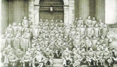 溫應(yīng)星所在的1909屆畢業(yè)生合影。（美國(guó)《世界日?qǐng)?bào)》/董溫子華提供）