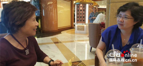 4歲離開大陸的美籍華人(左)與李新玉分享中國文化體驗感受時，熱淚盈眶。（中國人民對外友好協(xié)會供圖）