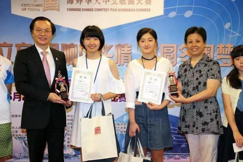 東京華助中心負責人顏安（左）為青少年組優(yōu)勝者中山惠美頒獎。中國文化中心主任石永菁（右）為第二名張馨頒獎。日本《中文導報》