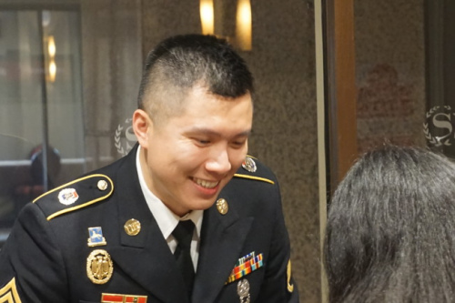 陸軍上士趙錦宏回答民眾問(wèn)題。（美國(guó)《世界日?qǐng)?bào)》/王若馨 攝）