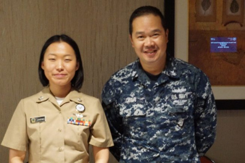 參加就業(yè)博覽會(huì)的海軍招募人員。（美國(guó)《世界日?qǐng)?bào)》/王若馨 攝）