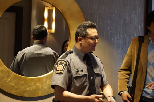 賓州州警陳耀民與民眾對話。（美國《世界日報(bào)》/王若馨 攝）