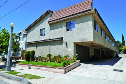 案發(fā)地點在一棟復(fù)合式公寓里。（美國《世界日報》／李雪 攝）